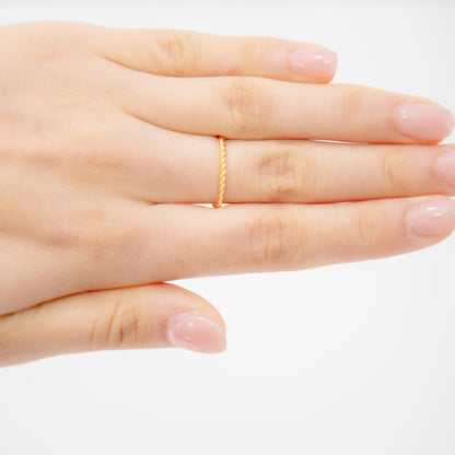 Thin Twisted Luv Ring - Gold
